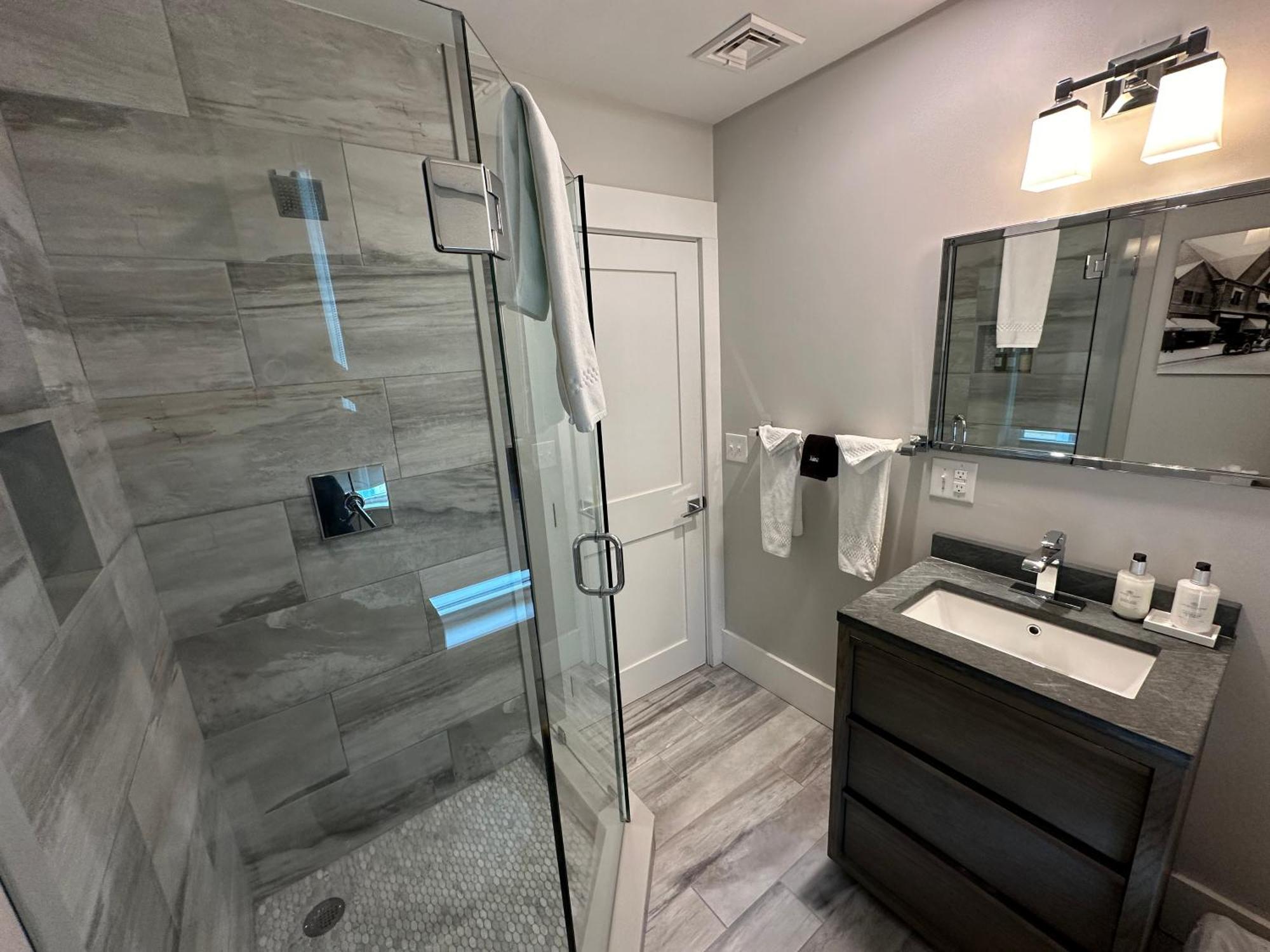 Entire Modern 7 Unit 7 Bath Boutique Inn Ньюпорт Экстерьер фото